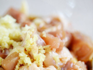 2、鸡腿肉定食,将鸡腿肉块用酱油、味淋、蒜末、姜末、黑胡椒一同腌制25min