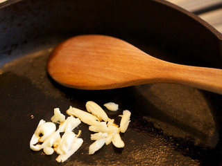 3、鸡腿肉定食,另起锅入植物油，煎香蒜碎