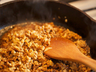 4、鸡腿肉定食,入鸡腿肉糜翻炒，酱油、味淋、昆布汁调味，另入水留少许酱汁