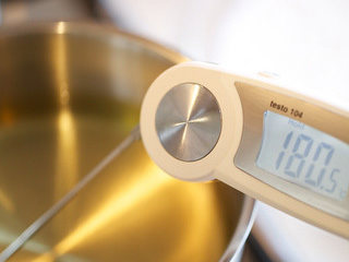 5、鸡腿肉定食,另起锅入植物油，热至180摄氏度