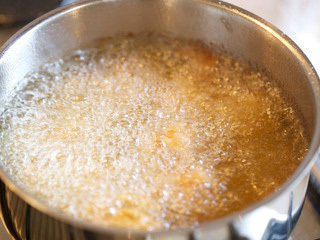 6、鸡腿肉定食,将腌制好的鸡腿肉块裹天妇罗浆入锅炸至八成熟度，至浅金黄色