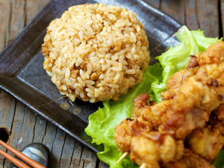 7、鸡腿肉定食,将炸好的鸡腿肉块复炸一遍至金黄色。将煮好的米饭和肉糜均匀搅拌，稍用力捏成饭团，另配爽口小菜即可享用