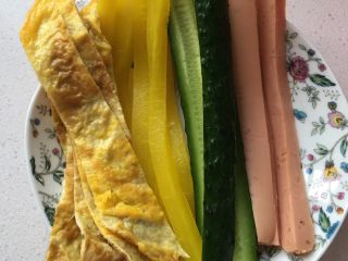 1、金枪鱼寿司,鸡蛋煎成蛋饼，所有材料切成条状