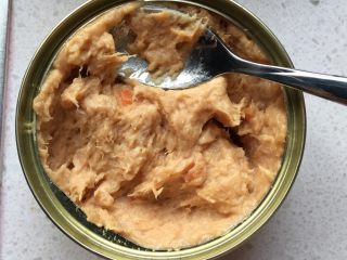 2、金枪鱼寿司,罐头拌匀，我用的是蛋黄金枪鱼罐头