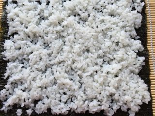 3、金枪鱼寿司,米饭加醋和盐拌匀，紫菜上铺好米饭，摆上材料，抹上金枪鱼罐头，卷起来即可