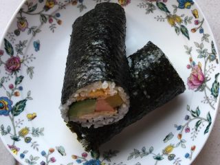 4、金枪鱼寿司,切开即可享用