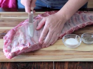 1、在家简易做韩国烤肉的方法，只需要烤箱就能完成,首先用把小刀，处理肋骨上的隔膜，翘起来