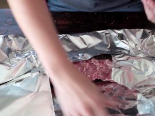 3、在家简易做韩国烤肉的方法，只需要烤箱就能完成,肋骨用锡箔纸包好，有助于保存肉汁