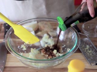 7、在家简易做韩国烤肉的方法，只需要烤箱就能完成,混合好姜、洋葱、蒜，加入酱油拌匀