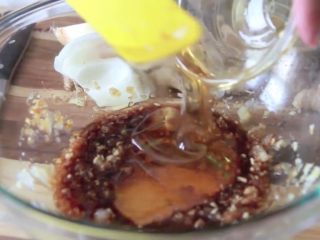 8、在家简易做韩国烤肉的方法，只需要烤箱就能完成,加入2汤匙蜜糖