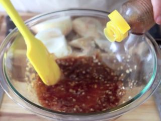 9、在家简易做韩国烤肉的方法，只需要烤箱就能完成,1茶匙的黑芝麻油混合