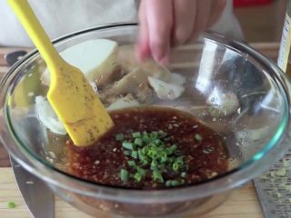 13、在家简易做韩国烤肉的方法，只需要烤箱就能完成,葱碎