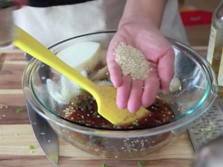 14、在家简易做韩国烤肉的方法，只需要烤箱就能完成,一小把芝麻