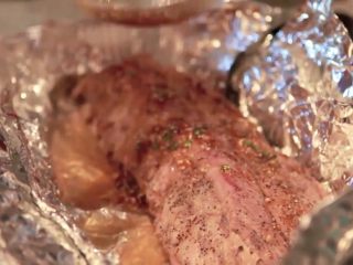 15、在家简易做韩国烤肉的方法，只需要烤箱就能完成,取出烤熟的肉，小心地打开箔片，小心热蒸汽！把3/4的酱汁涂抹在排骨上