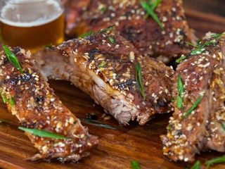 17、在家简易做韩国烤肉的方法，只需要烤箱就能完成,取出，切块，撒上剩下的酱汁，配上啤酒，完美！