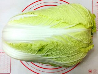 1、Diy 正宗韩国辣白菜,准备新鲜大白菜一颗,剥去最外面的老叶。
