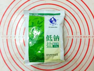 2、Diy 正宗韩国辣白菜,准备低钠盐一包。