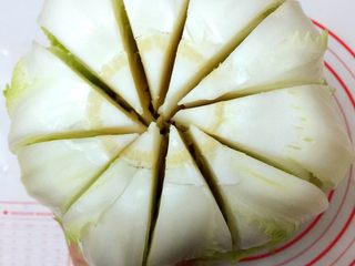 3、Diy 正宗韩国辣白菜,大白菜从底部劈开,成10个等份。