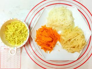 9、Diy 正宗韩国辣白菜,生姜、胡萝卜切成丝,苹果、梨去皮刨成细丝备用。