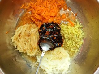 10、Diy 正宗韩国辣白菜,将上述细丝放入干净的盆中,加入三大勺韩国辣椒酱,两包辣椒面。