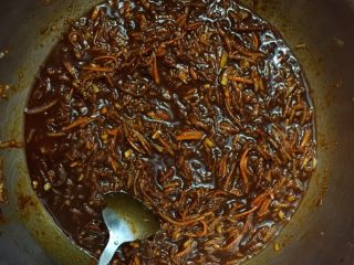 11、Diy 正宗韩国辣白菜,加入适量鱼露,蜂蜜调味,把酱料混合搅拌均匀。