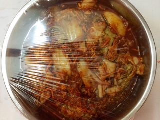 14、Diy 正宗韩国辣白菜,在盆子上面裹上保鲜膜,在室温发酵一天。