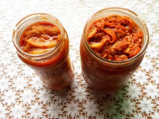 17、Diy 正宗韩国辣白菜,可以把辣白菜放在干净的玻璃瓶中,密闭保存在冰箱里。