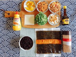 1、早餐物语｜中国版寿司——粢饭团,材料备齐，生菜切碎备用；