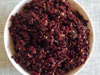 3、早餐物语｜中国版寿司——粢饭团,煮好的糯米饭，加入适量芝麻和寿司醋，拌匀；PS：这里的寿司醋主要起杀菌保鲜，和糯米饭一起吃时酸中味甜使口感更加融合！