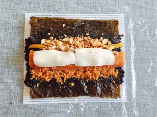 8、早餐物语｜中国版寿司——粢饭团,再将肉松、麦片和咸蛋黄均匀地铺在海苔上，并在油条上放一片芝士；