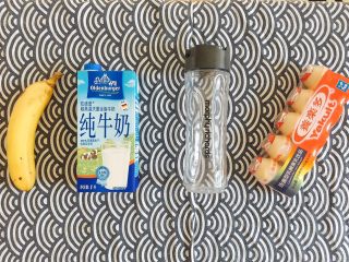 13、早餐物语｜中国版寿司——粢饭团,下面我们来榨一个养乐多香蕉牛奶；
