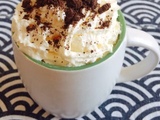 14、早餐物语｜中国版寿司——粢饭团,榨好的牛奶上面挤上一层奶泡，洒上适量奥利奥碎，就完成了；