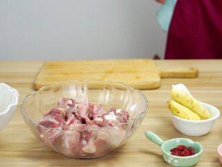 1、让汤汁更易吸收——黄豆炖排骨,材料大合集，煲汤我们不需要很多的材料，也不需要很多的花经历，就可以出美味啦~这里说明一下，黄豆是提前泡过的（泡一夜）