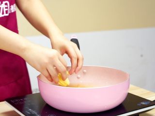 5、让汤汁更易吸收——黄豆炖排骨,放入切好的姜片