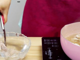 8、让汤汁更易吸收——黄豆炖排骨,放入清水再次清洗