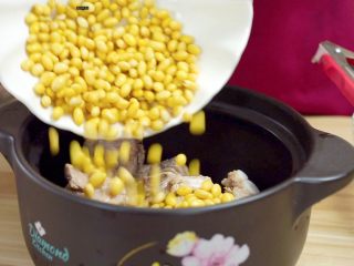 10、让汤汁更易吸收——黄豆炖排骨,倒入黄豆