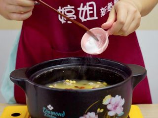 15、让汤汁更易吸收——黄豆炖排骨,2小时后，放入适量盐调味