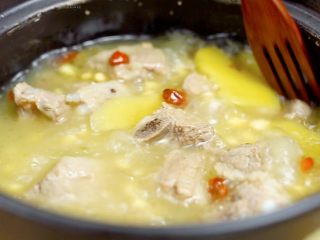16、让汤汁更易吸收——黄豆炖排骨,再大火煮10分钟，这时候浓浓白白的黄豆排骨汤基本上就好啦