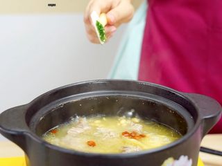 17、让汤汁更易吸收——黄豆炖排骨,撒上少许葱花