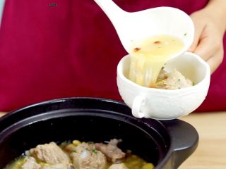 18、让汤汁更易吸收——黄豆炖排骨,可以盛出来享用啦，一碗非常好吸收的骨汤~