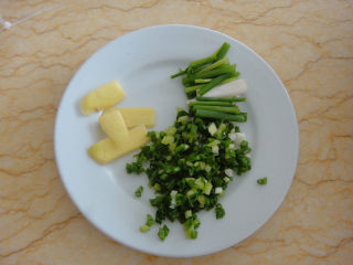 2、油爆虾,准备生姜，葱花和葱段碗中加入30毫升鲜酱油，15毫升香醋，10克白糖调匀