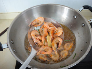 4、油爆虾,锅内倒油，油要多一点等油温十分热分次加入虾油爆一分钟捞起