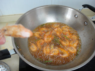 5、油爆虾,一分钟的油爆已经熟了，咬一口看看，肉和壳有一点分离，这个是油爆最佳的状态