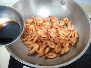 6、油爆虾,把油全部倒出，虾回锅倒入调料