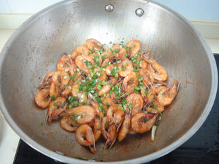 7、油爆虾,颠锅翻炒至酱料全部和虾融合熄火撒上葱花即可上桌