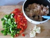 1、彩椒酱爆鸡丁,鸡肉切成0.7-1cm见方的小丁，然后用料酒、淀粉、少许盐，腌制10min，然后将彩椒切成鸡丁大小的片状。