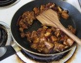 3、彩椒酱爆鸡丁,加入酱料，中火炒熟后，开大火下鸡丁，炒至变色