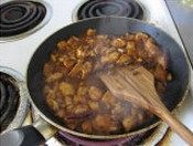 4、彩椒酱爆鸡丁,变色后，加入调好的水淀粉，糖，少许盐调味