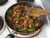 5、彩椒酱爆鸡丁,大火收汁后加入彩椒，翻炒几下即可出锅