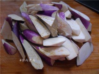 2、鱼香茄子煲,茄子洗净，连皮一起切滚刀块